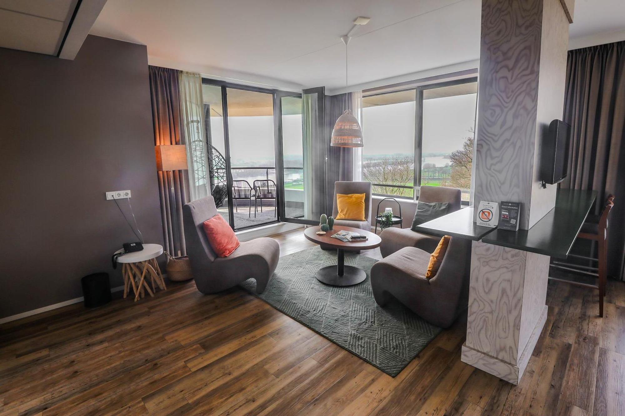 Deluxe Suite with Jacuzzi,824032901:JPEG